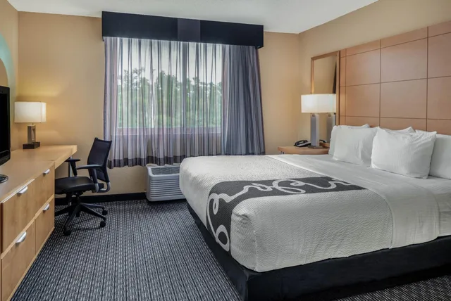 جناح ديلوكس بسرير كينج مع أريكة، La Quinta Inn Suites By Wyndham Naples Downtown 1/3