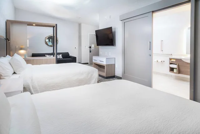 جناح بسريرين كوين مع سرير سحّاب إضافي لذوي الإعاقة، SpringHill Suites by Marriott Island Park Yellowstone 1/7
