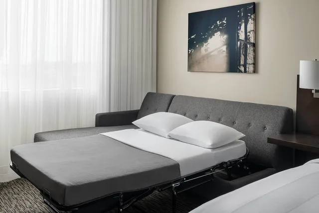 غرفة بسرير كينج مع أريكة، Cleveland Marriott East 1/4