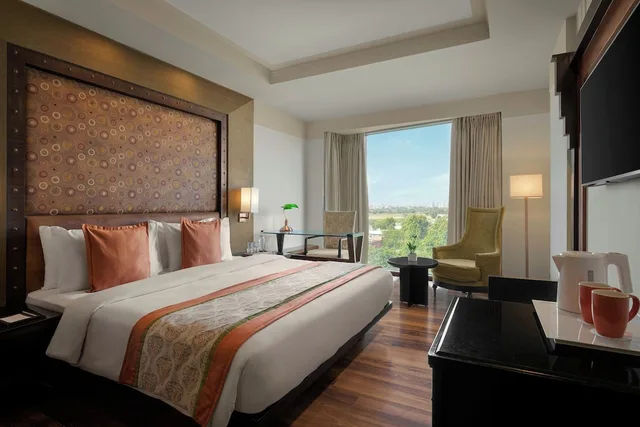 غرفة بسرير كينج بإطلالة للمدخنين، The Fern An Ecotel Hotel Jaipur 1/2