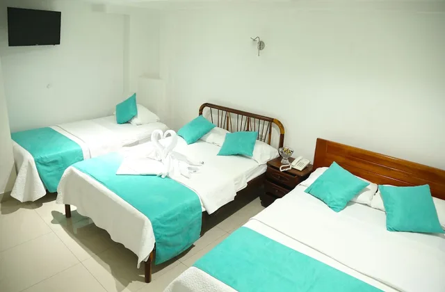 غرفة قياسية ثلاثية بثلاثة أسرّة، Hostal Sir Francis Drake 1/3