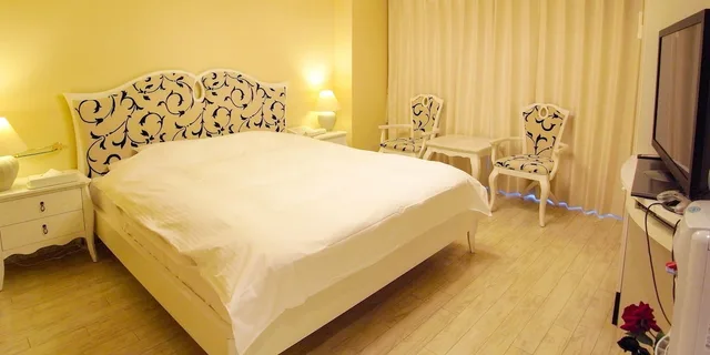 Standard, Queen Bed, V Hotel - Adults Only 4/10