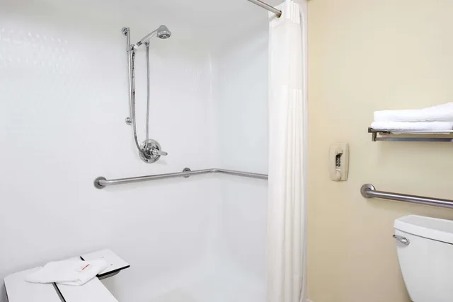 غرفة بسرير كينج للمدخنين لذوي الإعاقة، Days Inn & Suites by Wyndham Pocahontas 6/6