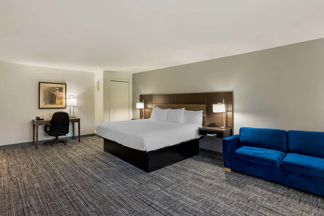Suite, King Bed, Sofa, Best Western Dubois Hotel 3/6