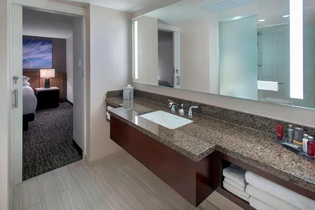 1 Bedroom, Executive, Suite, King Bed, Concierge Level، Newark Liberty International Airport Marriott 1/2