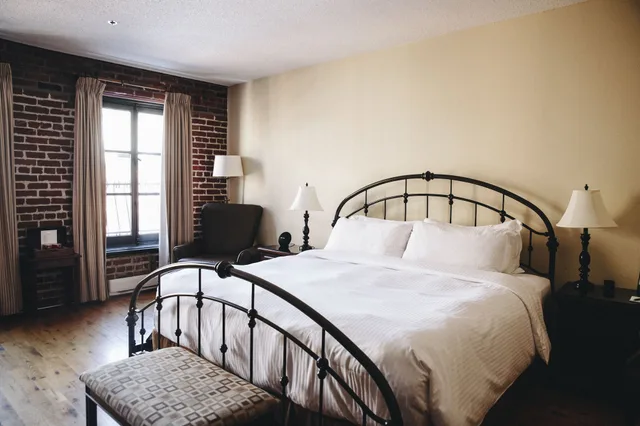 Premier, King Bed, River Front، Auberge du Vieux-Port 1/4