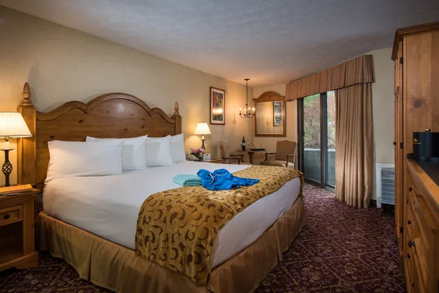 Clover, King Bed, MEADOWMERE RESORT 4/10