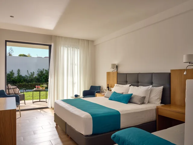 غرفة ديلوكس بسرير كينج بإطلالة على المسبح، Cavo Orient Beach Hotel 1/2