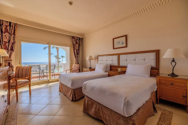 غرفة قياسية بسريرين منفصلين بشرفة، Continental Plaza Beach Resort 2/6