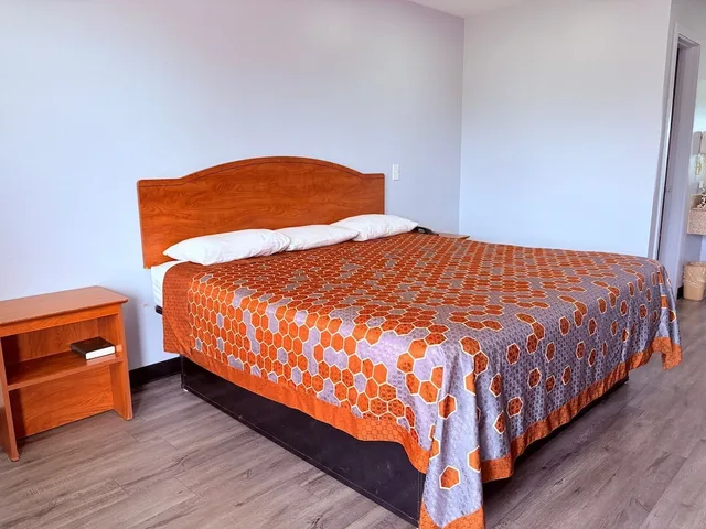 غرفة بسرير كينج، Stay Inn Checotah near Eufaula Lake 7/10