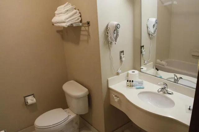 جناح استوديو بسريرين كوين، Humphry Inn Suites 3/3