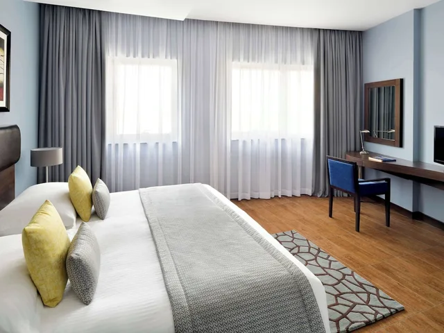 غرفة ديلوكس بسرير كينج، Movenpick Hotel Apartments Al Mamzar 1/10