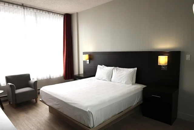 جناح كلاسيكي بسرير كينج، Travelodge by Wyndham Hotel & Convention Centre Quebec City 1/7