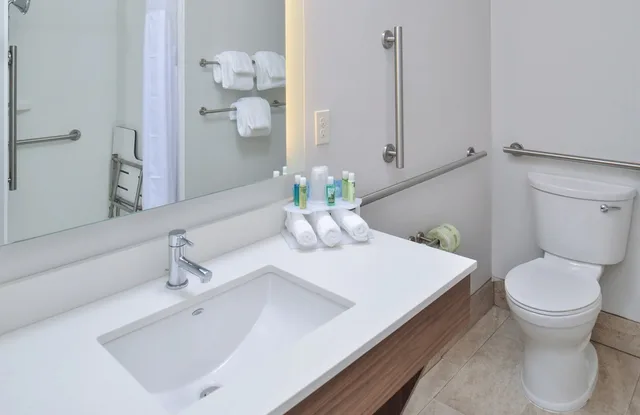 غرفة بسريرين لذوي الإعاقة، HOLIDAY INN EXPRESS & SUITES SOUTHGATE - DETROIT AREA 6/6