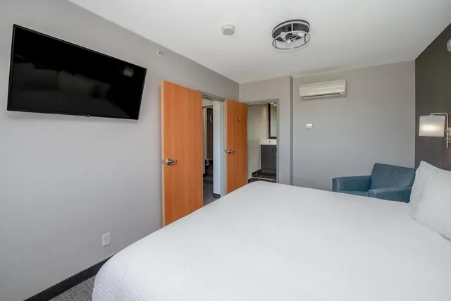 Coast, Comfort, Queen Bed، Coast Lethbridge Hotel and Conference Centre 1/9