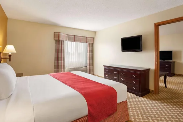 جناح بسرير كينج بغرفة نوم واحدة مع أريكة، Country Inn & Suites by Radisson Lincoln North Hotel and Conference Center NE 1/6