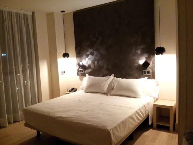غرفة ديلوكس بسرير مزدوج بإطلالة على المدينة بشرفة، Hotel Bilbao Plaza 1/2