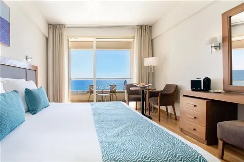 غرفة بسريرين منفصلين بإطلالة على البحر، Golden Bay Beach Hotel 2/2