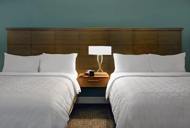 جناح بسريرين كوين بغرفة نوم واحدة مع أريكة، Staybridge Suites Sterling Heights Detroit Area 1/2