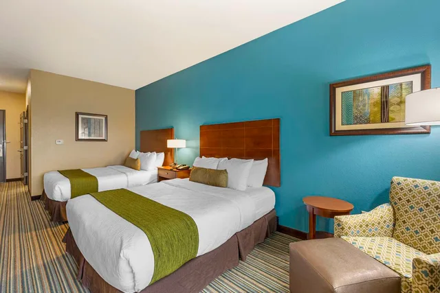 غرفة بسريرين كوين بحوض استحمام لذوي الإعاقة، Best Western Plus Patterson Park Inn 3/7
