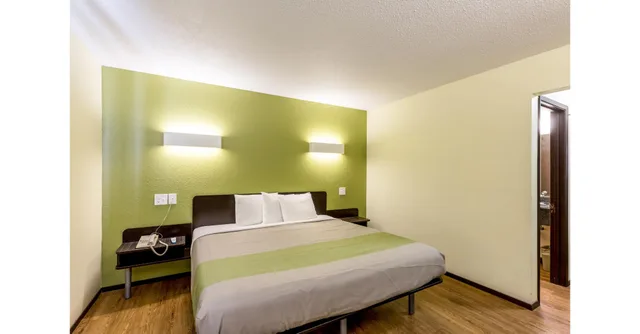 غرفة بسرير كينج، Motel6 Troy, IL 2/4