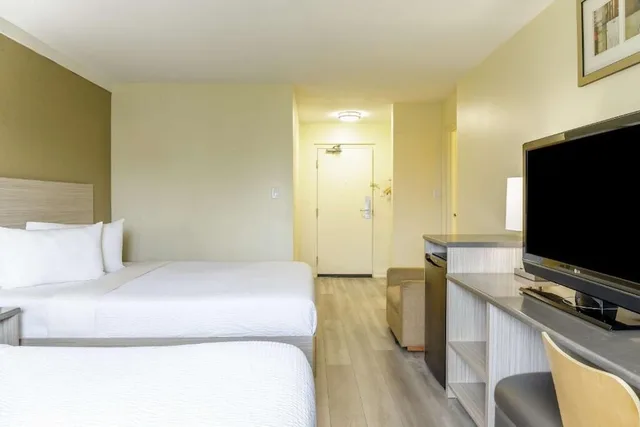 غرفة قياسية بسريرين كوين، Motel6 Niagara Falls, On - Near The Falls 8/10