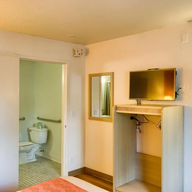 1 Full Bed ADA/RI Shower, Motel6 Everett, WA - North 10/10