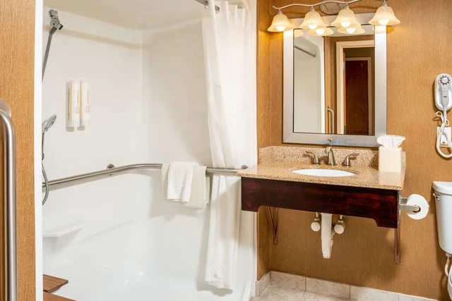 غرفة بزنس بسريرين مزدوجين لذوي الإعاقة، Clarion Pointe Harrisonburg 1/1