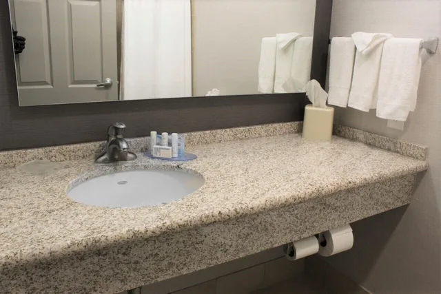 جناح بسريرين كوين بغرفة نوم واحدة مع أريكة، Courtyard By Marriott Santa Fe 6/6