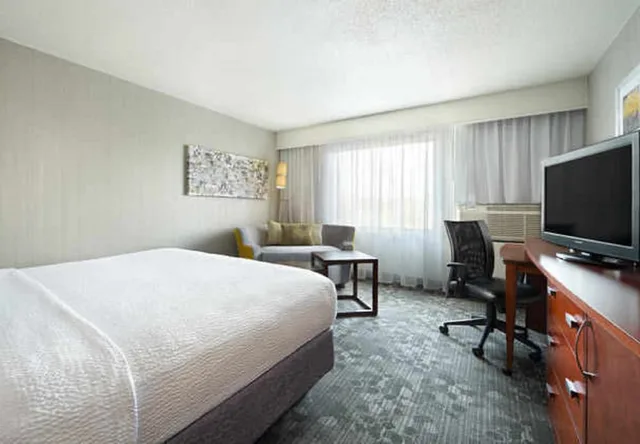 جناح بسرير كينج بغرفة نوم واحدة مع أريكة، Courtyard Mishawaka-University Area 1/5
