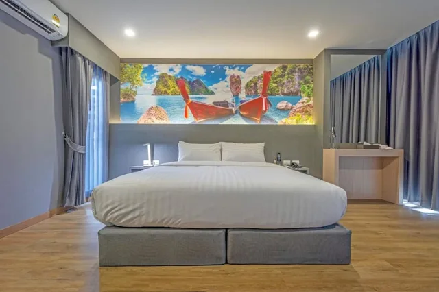 Deluxe, King Bed, Hyde Park Hotel Bangkok 2/3
