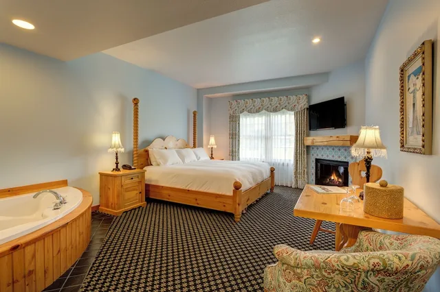 Grand, Mountain, Lodge, King Bed، Boyne Mountain Resort 2/6