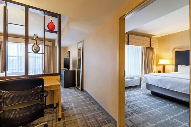 جناح بسريرين كينج بغرفة نوم واحدة مع أريكة، Cambria Hotel Pittsburgh - Downtown 5/10