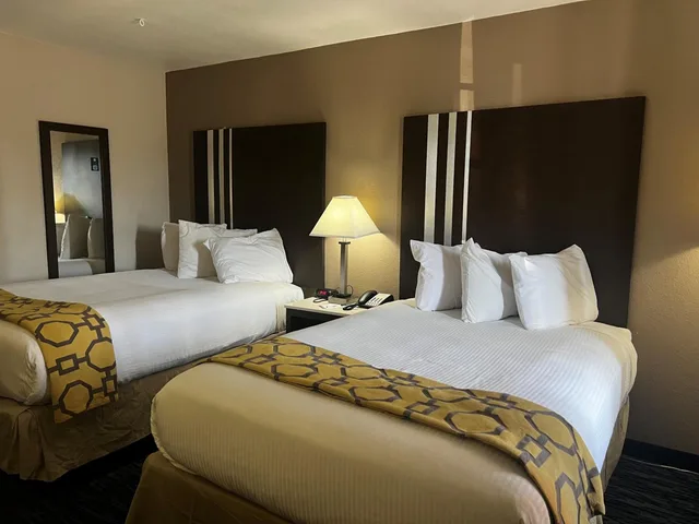 غرفة بسريرين مزدوجين بحوض استحمام لذوي الإعاقة، Baymont By Wyndham Port Arthur 2/9