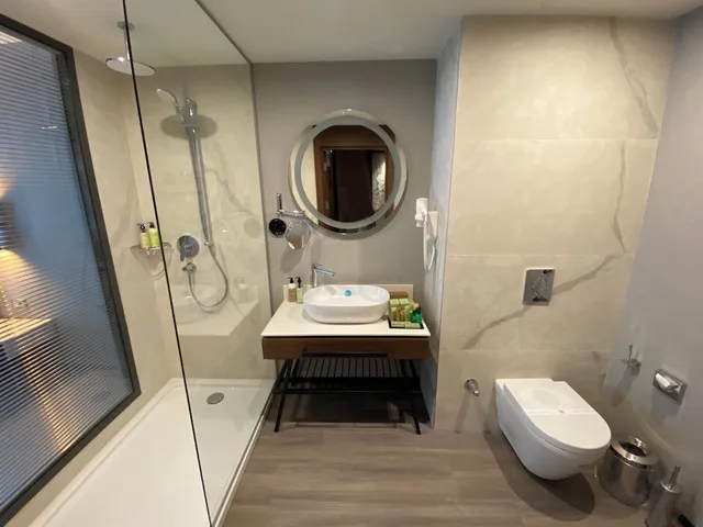 غرفة ديلوكس ثلاثية بسرير كوين وسرير فردي بإطلالة على المدينة بغرفة نوم واحدة، Limak Skopje Luxury Hotel Skopje 4/5