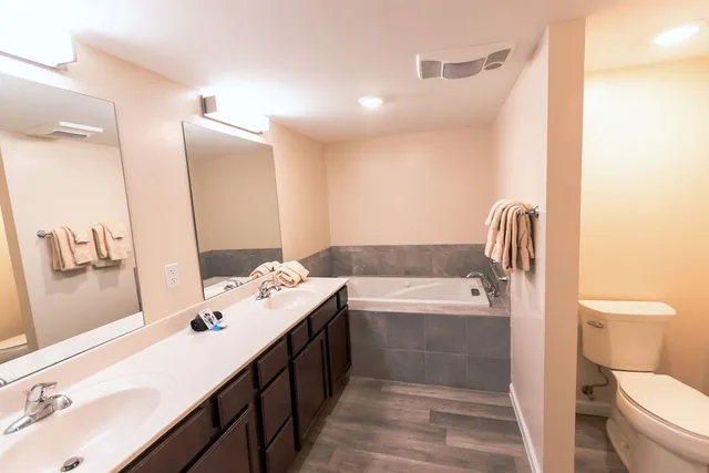 غرفة كلاسيكية بسريرين منفصلين وسرير كينج بغرفتي نوم مع أريكة، Laurel Point Resort 4/6