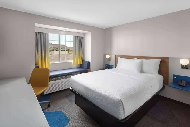 Standard, Queen Bed, Microtel Inn Suites by Wyndham Rapid City 4/6