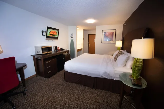 غرفة بسرير كينج، Alliance Hotel & Suites, a Howard Johnson by Wyndham 2/4