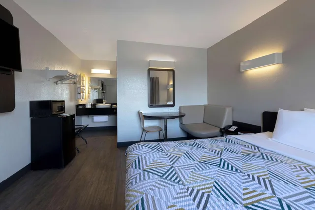 1 Full Bed ADA/Tub/Micfridge، Motel6 San Antonio, TX - West SeaWorld 1/10