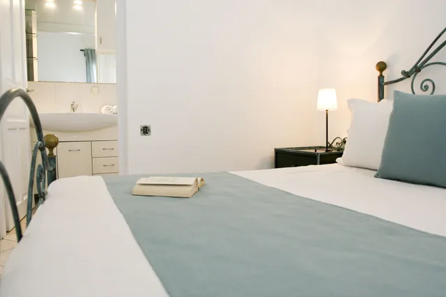 2 Bedrooms, Family Suite, Queen and Twin Beds, Beach View, 2 Bathrooms، Vithos Aparthotel 1/3