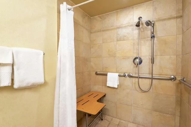 Room, Double Bed, Accessible, Doubletree By Hilton Hotel Grand Rapids Airport 3/3