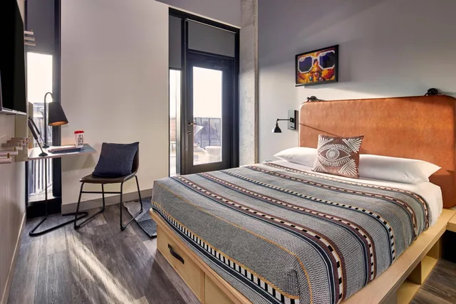 غرفة بسرير كوين بشرفة، Moxy Columbus Short North 1/6