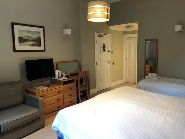 غرفة عائلية بسرير مزدوج وسرير فردي لذوي الإعاقة، Windermere Manor 5/7