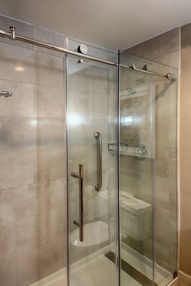 غرفة بسرير كينج بحوض استحمام، DoubleTree by Hilton Denver - Westminster 6/6