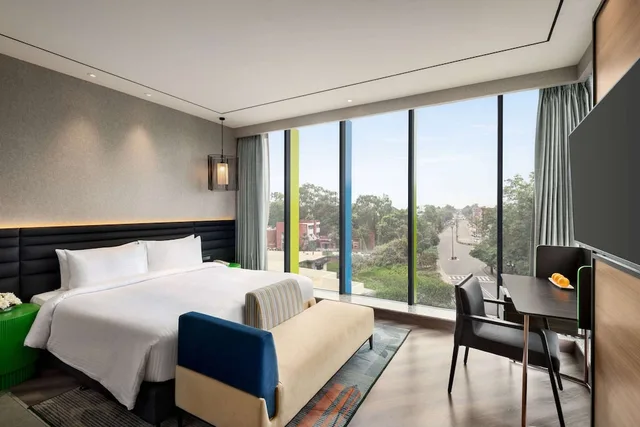 غرفة بريميوم بسرير كينج، Ramada Encore by Wyndham Bareilly Civil Lines 1/7