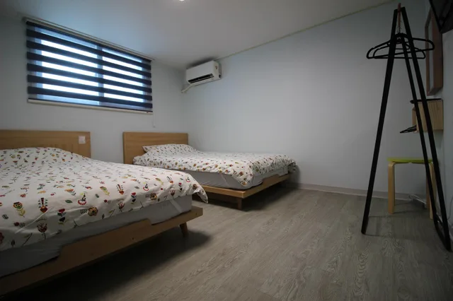Semi Room, Standard, 2 Semi Double Beds, No Parking، Crossroad Backpackers 1/1