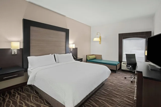 جناح بسرير كينج مع أريكة بحوض جاكوزي، Holiday Inn Express Ringgold 1/2