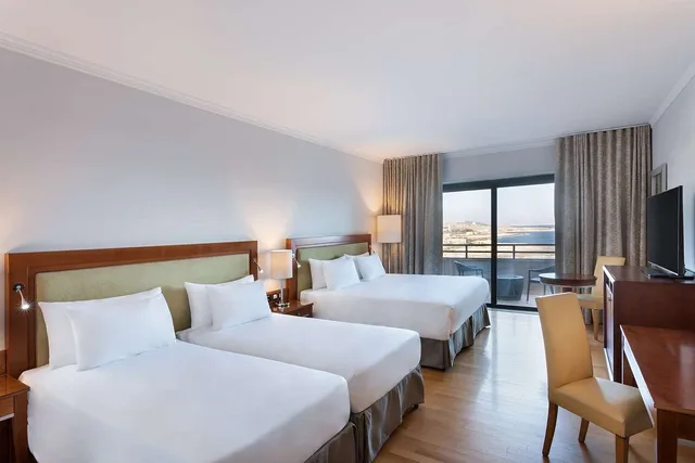 Family, Double Bed, Lateral Side Sea View، Radisson Blu Resort Malta St Julians 3/3