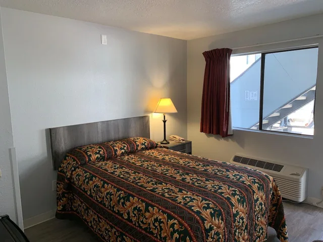 غرفة قياسية بسرير كوين للمدخنين، EZ 8 Motel Old Town 2/5