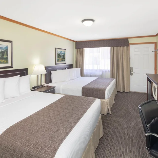 غرفة بسرير كينج وسرير كوين في الطابق الأرضي، Travelodge by Wyndham Golden Sportsman Lodge 8/15